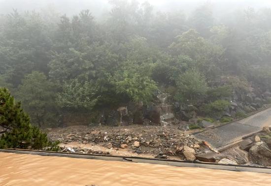 Khách sạn sang trọng ở Bắc Kinh bị tàn phá bởi bão lũ, du khách kêu cứu - Ảnh 3.