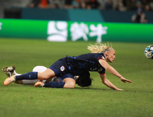 Hình ảnh xúc động ở World Cup: Thanh Nhã ngã dúi dụi vẫn kiên cường thi đấu - Ảnh 2.