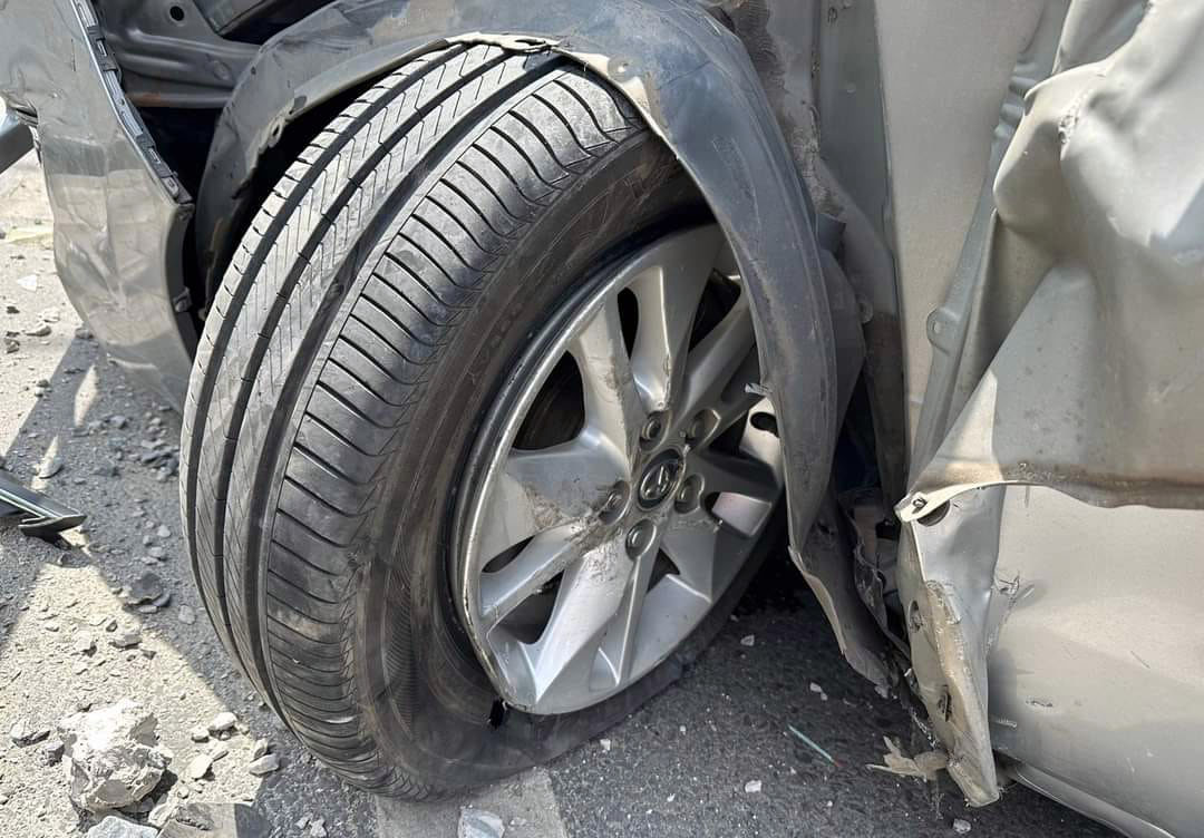 Đằng sau những bức ảnh TNGT: Đâm vào dải phân cách, Toyota Innova gãy càng trước - Ảnh 4.
