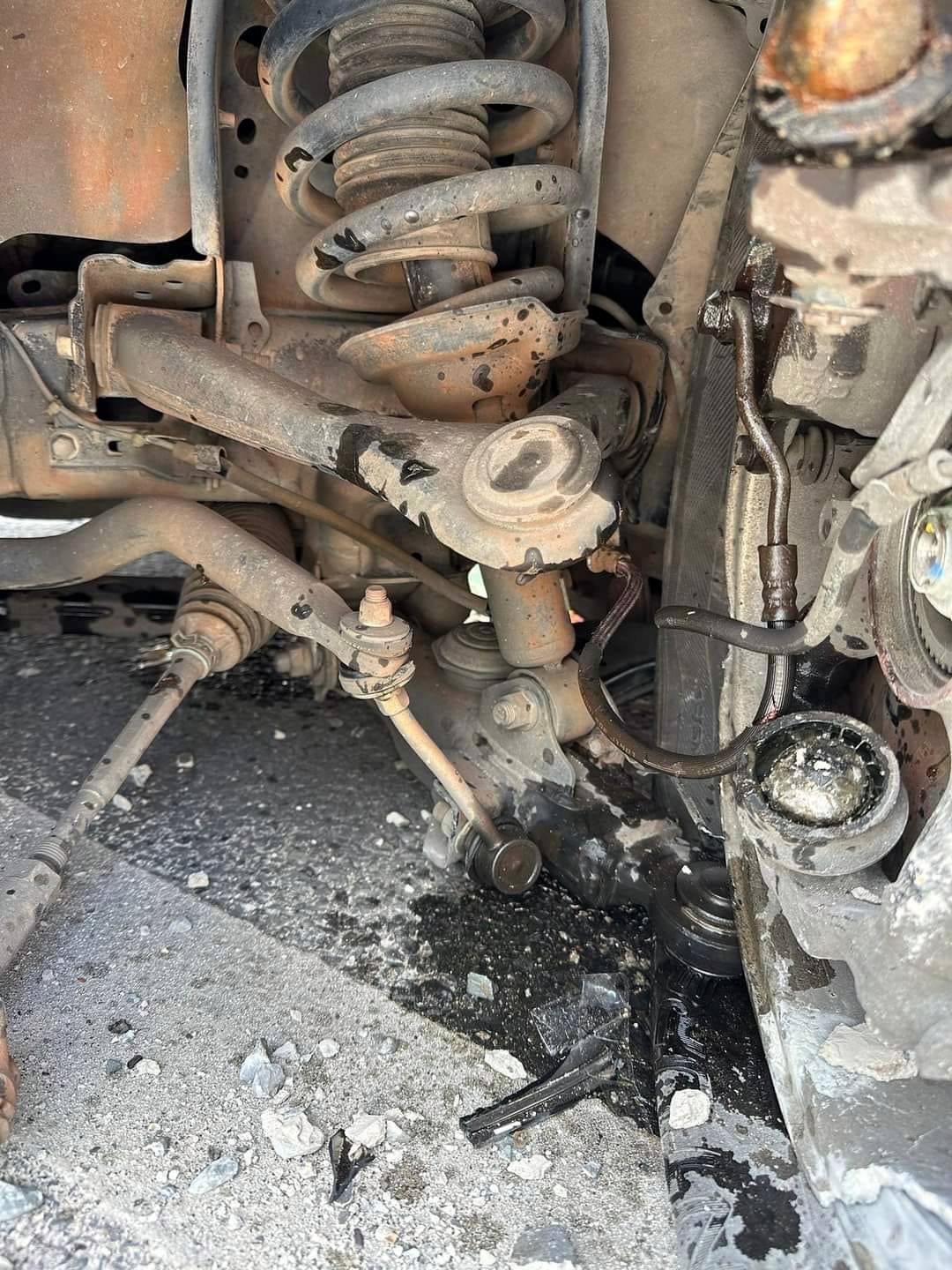 Đằng sau những bức ảnh TNGT: Đâm vào dải phân cách, Toyota Innova gãy càng trước - Ảnh 3.