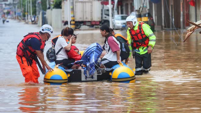 Tử Cấm Thành, Vạn Lý Trường Thành đồng loạt đóng cửa: Trung Quốc hứng chịu thiên tai liên tiếp - Ảnh 1.