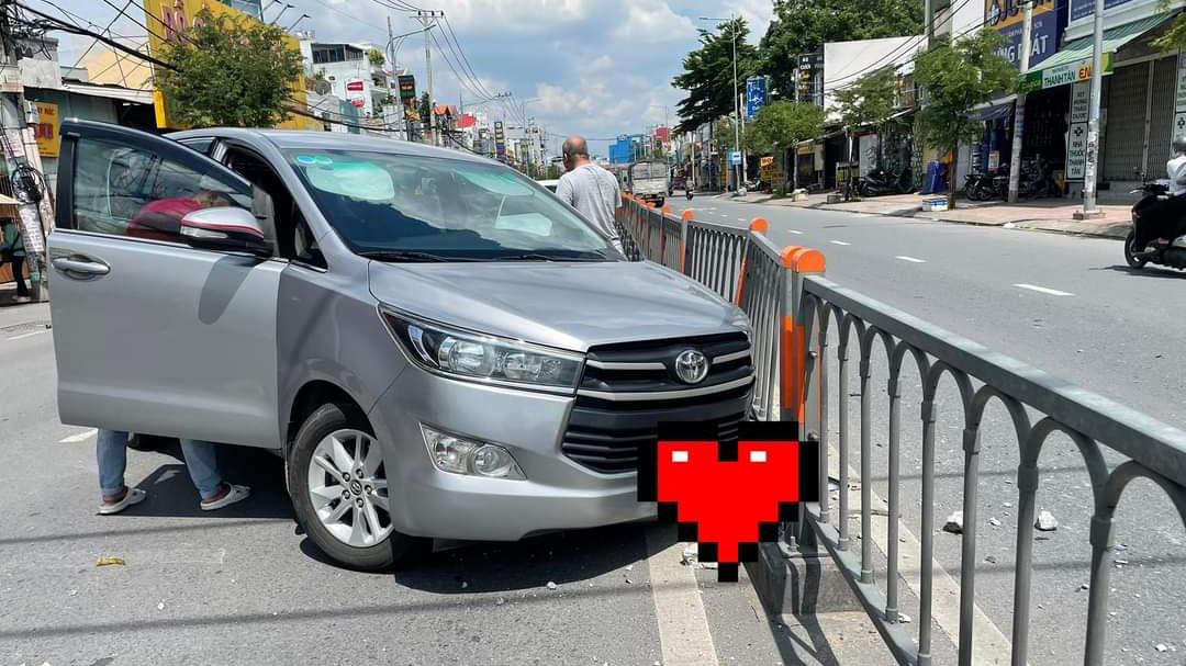 Đằng sau những bức ảnh TNGT: Đâm vào dải phân cách, Toyota Innova gãy càng trước - Ảnh 1.