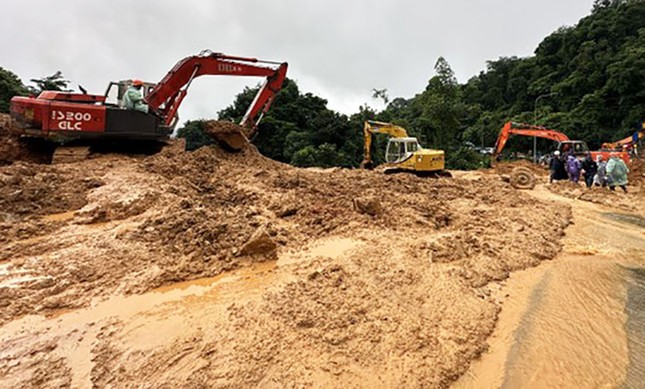 Thông xe trên đèo Bảo Lộc sau 2 ngày gián đoạn do sạt lở kinh hoàng - Ảnh 1.