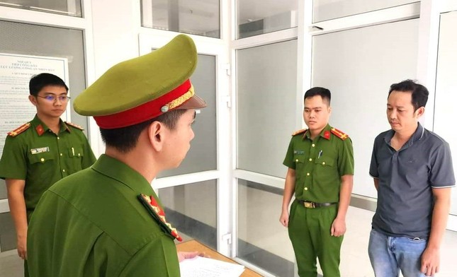 Phó giám đốc tham ô 2,1 tỷ đồng tiền bán ô tô để đánh bạc - Ảnh 1.