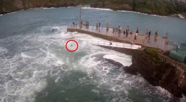 Khoảnh khắc thót tim khi cô gái bị sóng biển đánh rơi khỏi bến tàu, bạn bè ở trên bất lực - Ảnh 3.