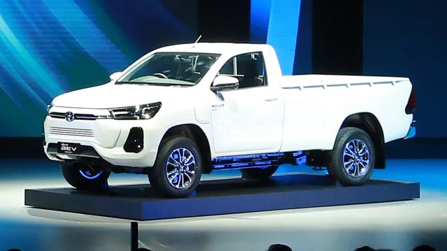 Toyota Hilux thuần điện bất ngờ tái xuất để chào bán khách hàng tiềm năng, dự kiến ra mắt cuối năm nay - Ảnh 2.