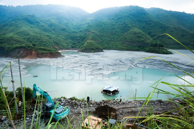 Vỡ ống cống hồ thải quặng: Tạm dừng hoạt động, khuyến cáo người dân không sử dụng nước trực tiếp - Ảnh 1.