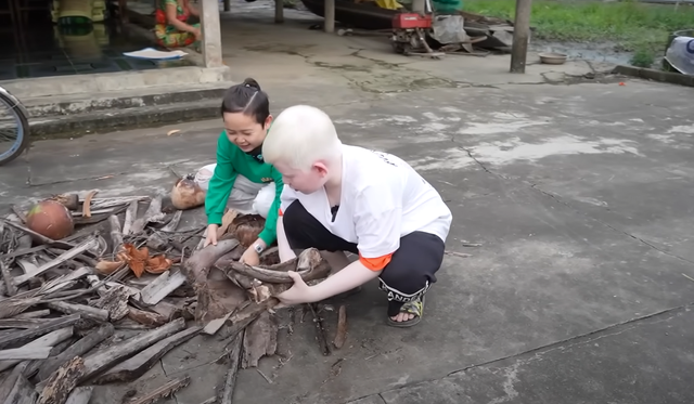 3 anh em bạch tạng hiếm gặp ở Việt Nam: Da trắng mắt xanh, đi học nhận được “ưu ái” đặc biệt - Ảnh 7.