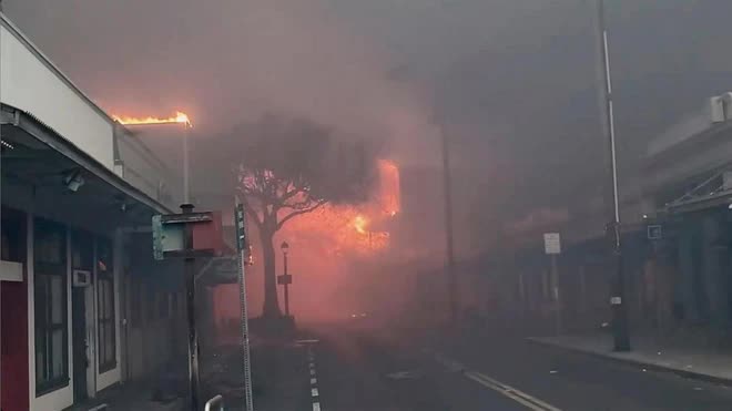 Cháy rừng kinh hoàng ở Hawaii: Một thị trấn bị lửa quét sạch, số người thiệt mạng tăng nhanh - Ảnh 4.