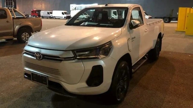 Toyota Hilux thuần điện bất ngờ tái xuất để chào bán khách hàng tiềm năng, dự kiến ra mắt cuối năm nay - Ảnh 1.