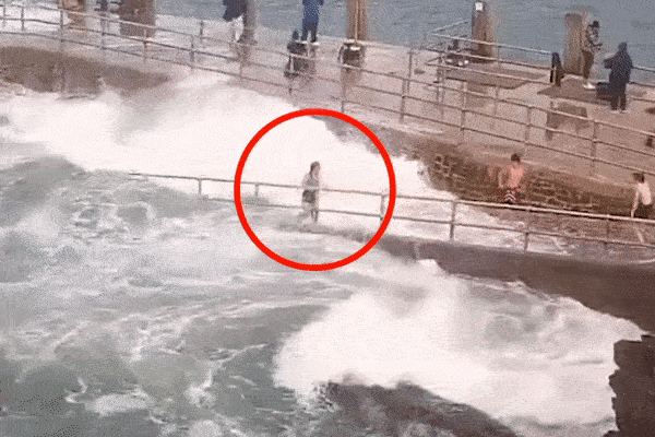 Khoảnh khắc thót tim khi cô gái bị sóng biển đánh rơi khỏi bến tàu, bạn bè ở trên bất lực - Ảnh 1.