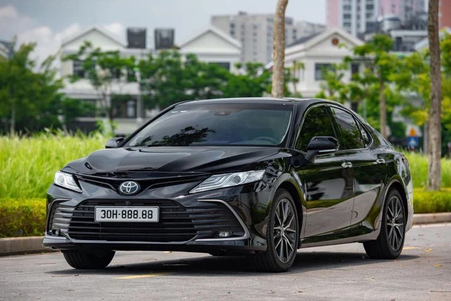 Rao bán chỉ trong 1 đêm, Toyota Camry biển ngũ quý 888.88 về tay chủ mới với giá hơn 3,9 tỷ - Ảnh 1.