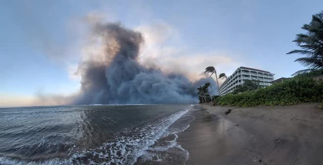 Cháy rừng kinh hoàng ở Hawaii: Một thị trấn bị lửa quét sạch, số người thiệt mạng tăng nhanh - Ảnh 1.