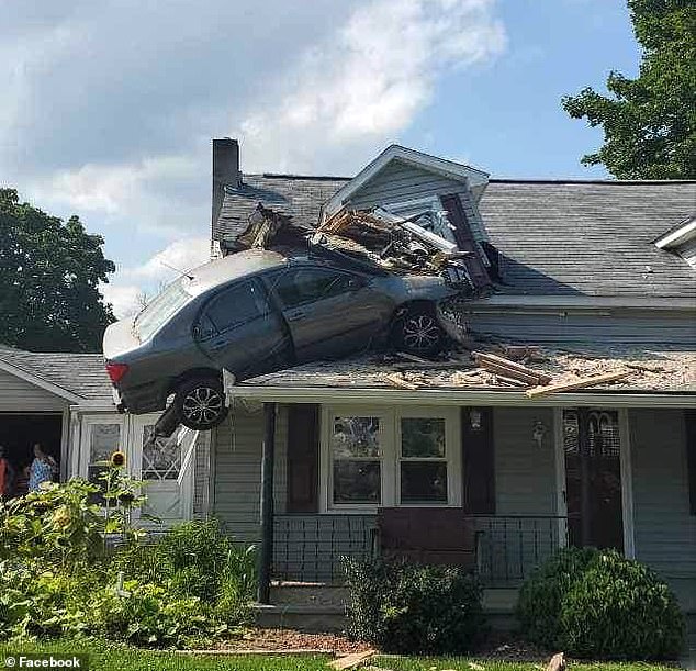 Tai nạn gây hoang mang tại Mỹ: Ô tô hạ cánh trên tầng hai của một ngôi nhà sau khi bay ra khỏi đường - Ảnh 1.