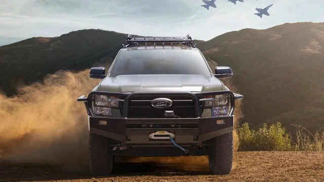 Ford Ranger lắp thêm động cơ điện: Chạy tối đa 20km, hết pin lại chuyển về máy xăng/dầu như thường - Ảnh 2.