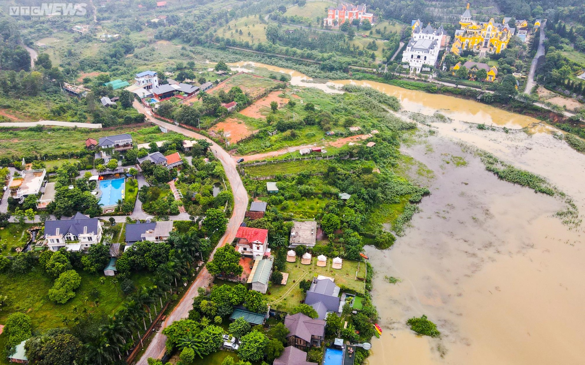 Xẻ thịt đất rừng Sóc Sơn: Càng đình chỉ công trình vi phạm càng hoàn thiện - Ảnh 16.