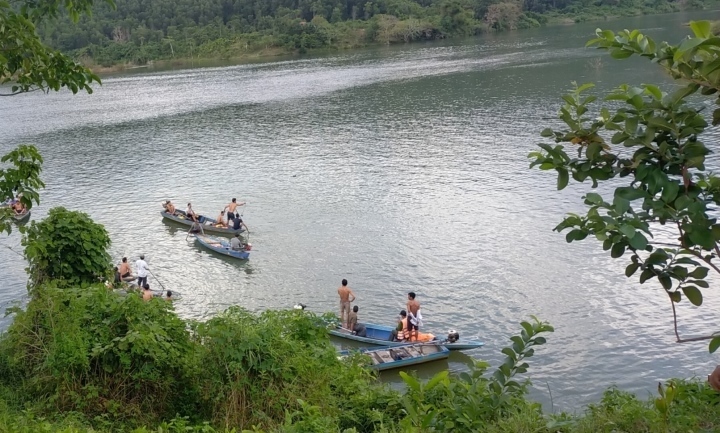 Lật ghe chở 8 người trên lòng hồ thủy điện ở Quảng Nam: Tìm thấy thi thể nạn nhân mất tích - Ảnh 1.