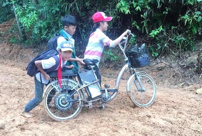 Xôn xao cảnh đường bùn nhão nhoét, học sinh vừa đi học vừa vác cuốc san đường - Ảnh 6.