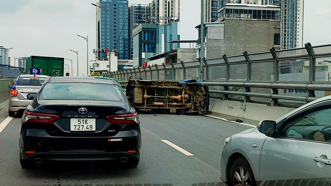 Đằng sau những bức ảnh TNGT: Xe thư báo đâm lật xe tải trên đường vành đai gần Times City (Hà Nội) - Ảnh 1.