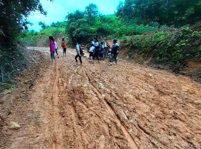 Xôn xao cảnh đường bùn nhão nhoét, học sinh vừa đi học vừa vác cuốc san đường - Ảnh 1.