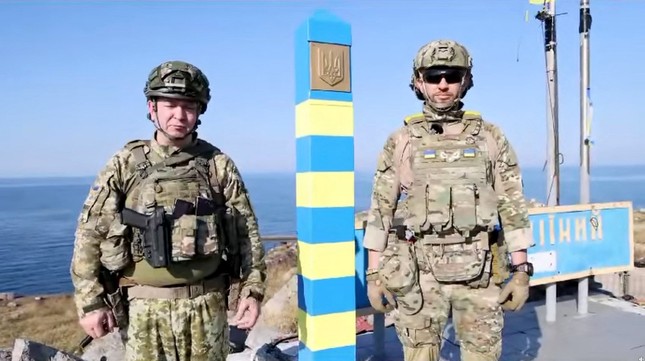 Quân đội Ukraine cắm cột mốc biên giới mới trên Đảo Rắn - Ảnh 1.