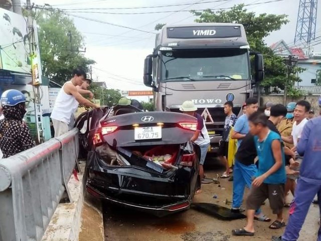 Thấy xe con bị tông nát đầu, hàng chục người lao ra ứng cứu nạn nhân - Ảnh 2.