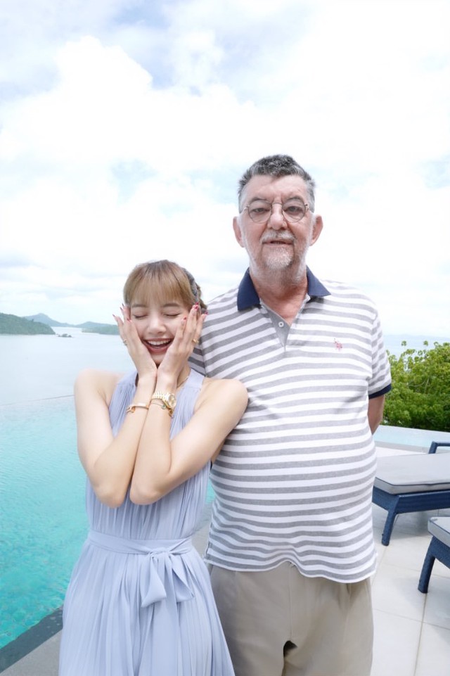 Lisa (BLACKPINK) lộ bằng chứng hẹn hò chung bàn với thái tử đế chế tỷ phú, còn đăng ảnh chàng lên MXH? - Ảnh 7.