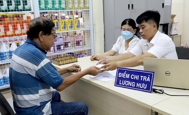 Chi trả hơn 2.000 tỷ đồng tiền tăng lương hưu tháng 7 - Ảnh 1.