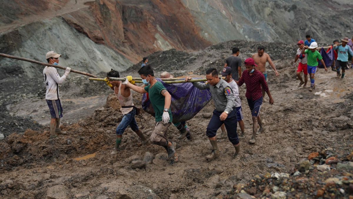 Sạt lở mỏ khai thác ngọc bích tại Myanmar, lo ngại 36 người chết - Ảnh 1.