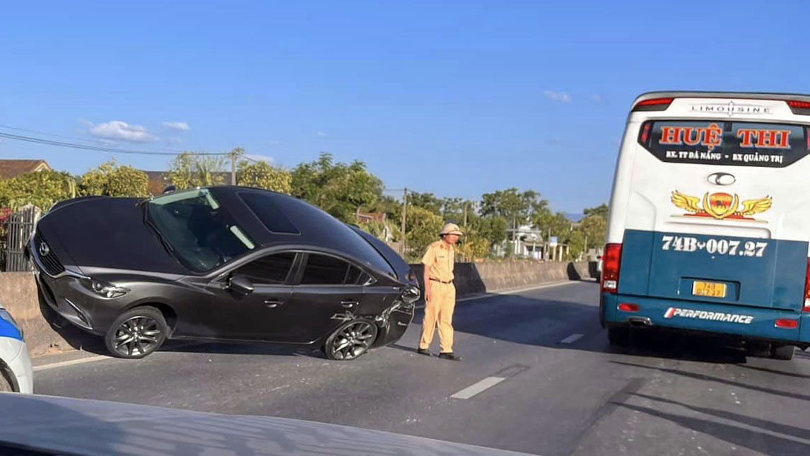 Đằng sau những bức ảnh TNGT: Va chạm với xe khách, Mazda3 bị đẩy trèo lên dải phân cách cứng - Ảnh 4.