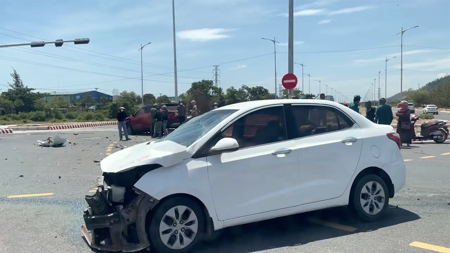 Đằng sau những bức ảnh TNGT: Huynh đệ tương tàn - KIA Seltos đối đầu Hyundai Grand i10 - Ảnh 6.