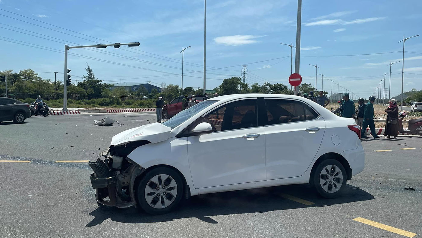 Đằng sau những bức ảnh TNGT: Huynh đệ tương tàn - KIA Seltos đối đầu Hyundai Grand i10 - Ảnh 3.