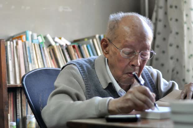 Cụ ông mắc lao phổi vẫn sống thọ đến 111 tuổi nhờ 5 “thần chú” ai cũng dễ dàng làm theo