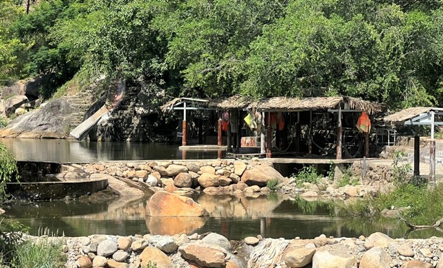 Du khách tắm suối đuối nước tử vong, dừng hoạt động một khu du lịch ở Đà Nẵng - Ảnh 1.