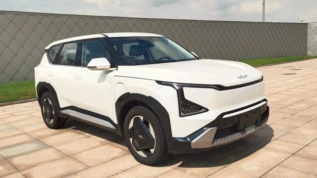 Kia EV5 lộ diện không che ngoài đời thực: Vài chi tiết khác concept, ngắn hơn nhưng cao và rộng hơn Sportage - Ảnh 1.