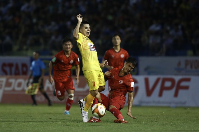  Sau bàn mở tỉ số, tiền vệ Nguyễn Trọng Hùng chắp tay tưởng nhớ 3 thành viên CLB HAGL  - Ảnh 10.