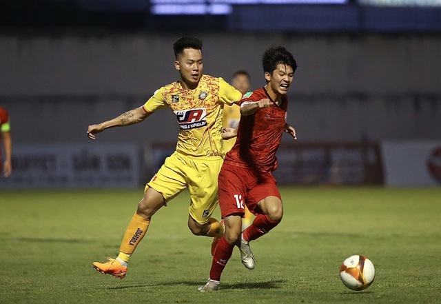  Sau bàn mở tỉ số, tiền vệ Nguyễn Trọng Hùng chắp tay tưởng nhớ 3 thành viên CLB HAGL  - Ảnh 9.