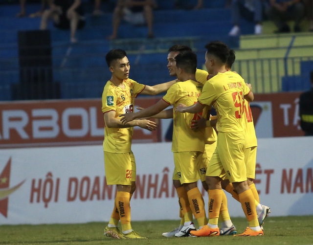  Sau bàn mở tỉ số, tiền vệ Nguyễn Trọng Hùng chắp tay tưởng nhớ 3 thành viên CLB HAGL  - Ảnh 8.