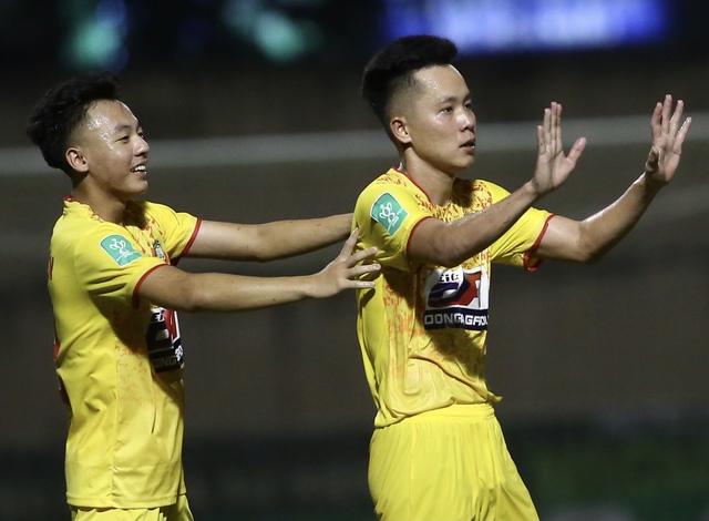  Sau bàn mở tỉ số, tiền vệ Nguyễn Trọng Hùng chắp tay tưởng nhớ 3 thành viên CLB HAGL  - Ảnh 6.