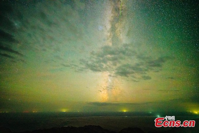 Ngắm nhìn mưa sao băng rực sáng bầu trời đêm ở Tây Bắc Trung Quốc - Ảnh 7.