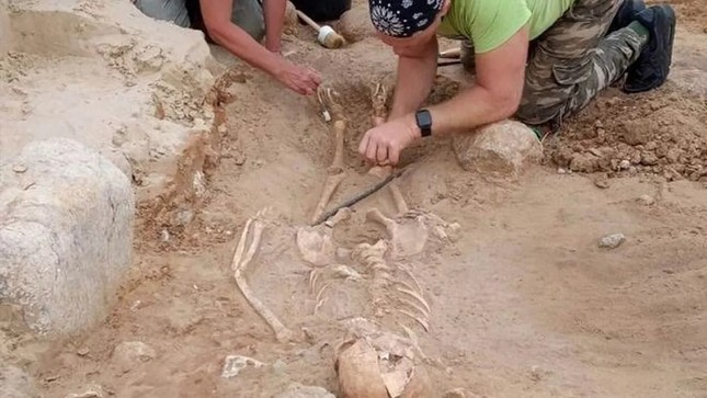 Tìm thấy bộ xương Đứa trẻ ma cà rồng 400 tuổi bị khóa chân - Ảnh 1.