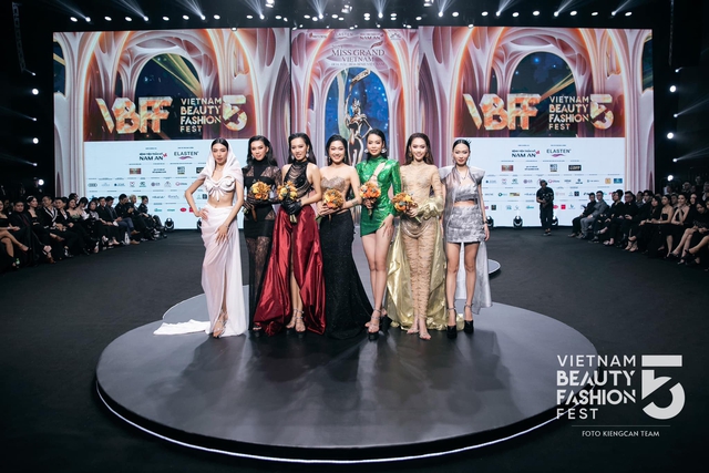 Tranh cãi hình ảnh Thùy Tiên và giám khảo Miss Grand Vietnam chăm chú bấm điện thoại trong lúc chấm thi - Ảnh 3.