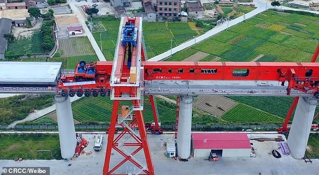 Trung Quốc phát minh ‘siêu cỗ máy’ bất bại, có khả năng xây cầu thần tốc, nâng vật nặng lên tới 1000 tấn: Người làm nhàn tênh - Ảnh 2.
