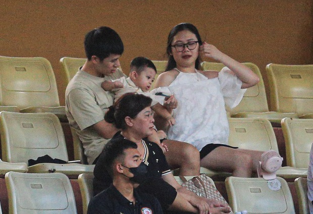  Trung vệ Đình Trọng cực ga lăng, bế con cho vợ và mẹ xem bóng đá - Ảnh 3.