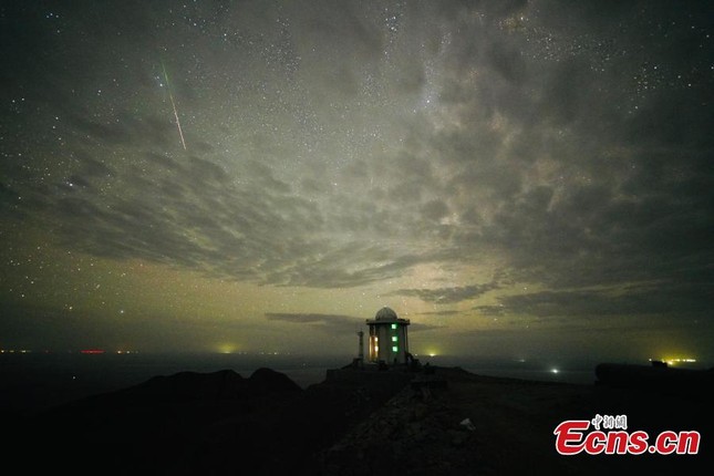 Ngắm nhìn mưa sao băng rực sáng bầu trời đêm ở Tây Bắc Trung Quốc - Ảnh 3.