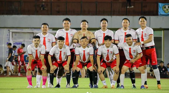CLB Indonesia mặc đồng phục học sinh ra sân thi đấu - Ảnh 2.