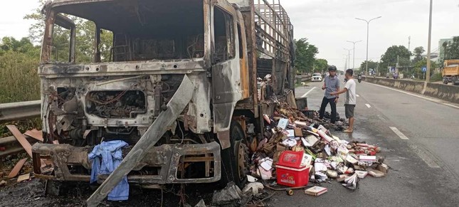 Xe tải bất ngờ bốc cháy dữ dội trên quốc lộ 1 ở Quảng Nam - Ảnh 1.