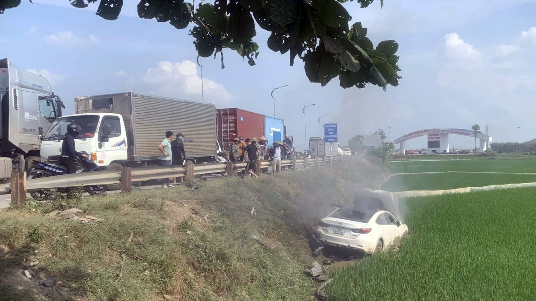 Đằng sau những bức ảnh TNGT: Không làm chủ tốc độ, Mazda3 lao thẳng xuống ruộng và bốc cháy - Ảnh 4.