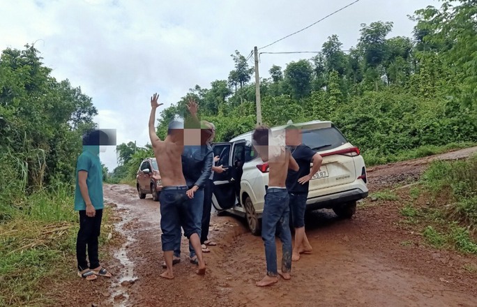 Người đàn ông nhanh chân chạy thoát nhóm bắt giữ người trái pháp luật - Ảnh 1.