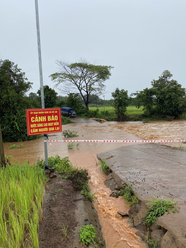 Mưa lớn gây ngập nhà dân, đường phố Gia Lai biến thành sông - Ảnh 6.